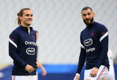 France's forwards Antoine Griezmann (L) and Karim Benzema (R) warm up before the friendly football match between France and Bulgaria at Stade De France in Saint-Denis, on the outskirts of Paris on June 8, 2021, ahead of the UEFA EURO 2020 European Championships.