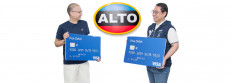 PT ALTO Network CEO Armand Widjaja (left) poses for a photo with PT Visa Worldwide Indonesia president director Riko Abdurrahman. As announced on June 10, the two companies have joined forces to process debit card transactions in Indonesia.