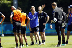 Netherlands football coach Frank de Boer (C) gestures to his players as they take part in a training session of the Dutch national team at The KNVB Campus in Zeist on June 14, 2021.