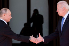 Russian President Vladimir Putin (L) shakes hands with US President Joe Biden prior to the US-Russia summit at the Villa La Grange, in Geneva.