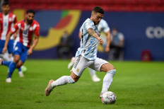 Argentina's Alejandro Gomez controls the ball during the Conmebol Copa America 2021 football tournament group phase match between Argentina and Paraguay at the Mane Garrincha Stadium in Brasilia on June 21, 2021.