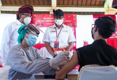 Tourism and Creative Economy Minister Sandiaga Uno (center) observes the COVID-19 vaccination of tourism workers in Uluwatu, Bali, in March.