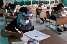 Trial run: Students of SD Kalisari 01 state elementary school in East Jakarta take their exam during a trial program for in-class learning on June 9.