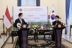 Health issues: Foreign Minister Retno LP Marsudi (right) delivers a statement while her South Korean counterpart Chung Eui-yong listens during a joint press conference after a bilateral meeting at the Foreign Ministry's Pancasila Building in Jakarta on June 25, 2021. The meeting discussed health cooperation including procurement of personal protective equipment, diagnostic tools, medicines and vaccine development.