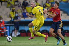 Sweden's defender Marcus Danielson (left) is challenged by Spain's midfielder Marcos Llorente during the UEFA EURO 2020 Group E football match between Spain and Sweden at La Cartuja Stadium in Sevilla on June 14, 2021.
