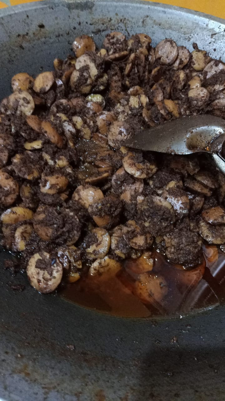 Smelly but delicious: Despite its acquired smell, rendang jengkol (dogfruit rendang) is a top dish at Warung Padang Vegan, especially among foreigners.