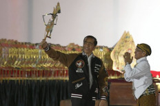 President Joko Widodo (left) and the late Ki Manteb Sudarsono (right).