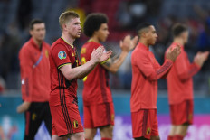 Belgium's midfielder Kevin De Bruyne (L) applauds the crowd at the end of the UEFA EURO 2020 quarter-final football match between Belgium and Italy at the Allianz Arena in Munich on July 2, 2021.AFP