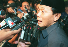 Minister Harmoko is mobbed by reporters at the legislative complex after he is announced as the next House of Representatives speaker during an inaugural session. 