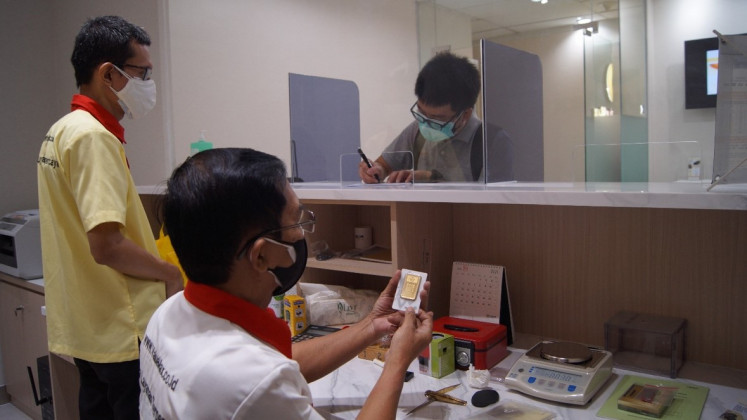Service to the first customers of PT.  Gadai ValueMax Indonesia at Plaza Asia branch