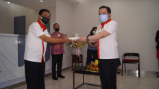 The cutting of the tumpeng symbolizing the commencement of Gadai ValueMax Indonesia's operations by Gadai ValueMax Indonesia President Director Brian on July 5, 2021