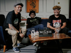 Hanging out: Superglad front man Lukman “Buluk” Laksmana (left) with The Upstairs singer Jimi Multhazam (center) and actor Ricky H. Malau. Many band front men have started their own YouTube talk shows and garnered a lot of success from it. 