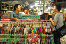 A batik seller speaks to a customer at a traditional market in Yogyakarta in September 2011. Indonesia has fallen back into the World Bank’s classification for lower-middle-income countries, the international lender said in July 2021.

