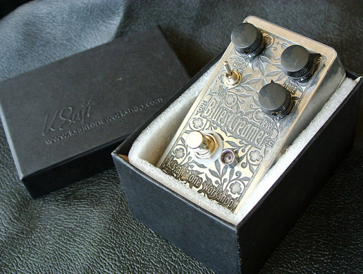 Eye-catching elegance: The Blues Creamer, an overdrive effects pedal from K.S. Aji Workshop, is one of the brand's most popular products. Sound and design are key selling points for effector aficionados.
