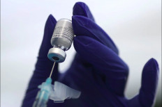 A healthcare worker prepares a Pfizer coronavirus disease (COVID-19) vaccination in Los Angeles, California, U.S., January 7, 2021. 