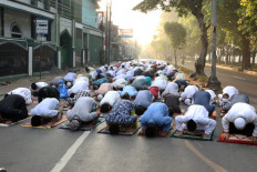  Indonesian Muslims gather to pray for Idul Adha despite virus surge 