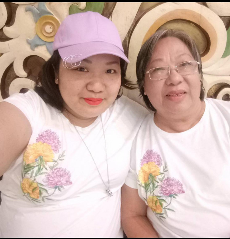 Christijanti H. Handjojo and her daughter, Rossy Kusumawati. Rossy said she did not want her mother to be remembered as simply another COVID-19 statistic.