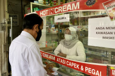 President Joko "Jokowi” Widodo visits a drugstore in Bogor, West Java, on July 23, during one of his signature impromptu visits, popularly known as blusukan.