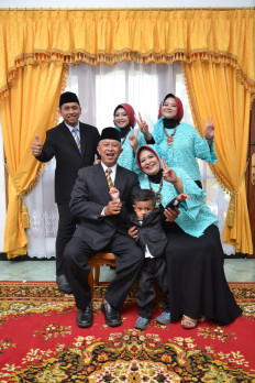 Family love: Djoni Yono Sewoyo (center left) and Wiwik Sri Sunariyati (center right) with their daughters, son-in-law and grandchildren.