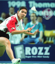 Legendary match: Susy Susanti hit a shot during her match against rival China’s Ye Zhaoying in the women’s Uber Cup championship final at Queen Elizabeth Stadium in Hong Kong on May 23, 1998. 