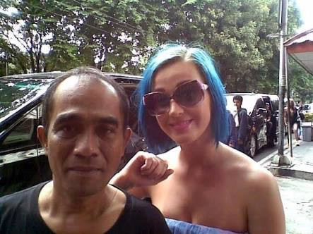 Chained to the rhythm: Lian and superstar Katy Perry, who visited when she toured Indonesia in 2012.