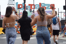Guests arrive for the first day of the Lollapalooza music festival on July 29, 2021 in Chicago, Illinois. The four-day music festival in the city's downtown is expected to draw 110,000 fans each day. 