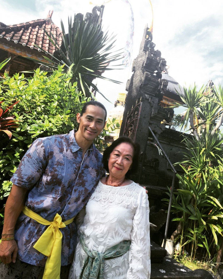 The idol's idol: Ade Rai with his mother Selena Susanti, who died last week at the age of 77.