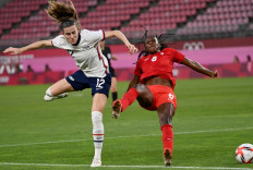 USA's defender Tierna Davidson (left) vies for the ball with Canada's forward Deanne Rose during the Tokyo 2020 Olympic Games women's semi-final football match between the United States and Canada at Ibaraki Kashima Stadium in Kashima on August 2, 2021. 