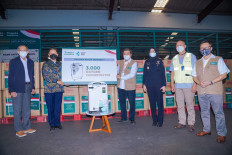 Tanoto Foundation Senior Advisor Sihol Parulian Aritonang hands over symbolically oxygen concentrator to Health Minister Budi Gunadi Sadikin. The handover ceremony was attended by officials from the Health Minister, Customs and Excise and Tanoto Foundation. 