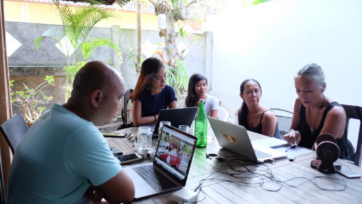 Assessment: Heru Dwi Soesilo (left), Nadya Puspa (second from left), Yuni (center), Meity Indra (second from right) and Landriati engage in a Sendok Kreatif Bali product and candidate assessment with the microphones - Biji Pedas and Damanak Tea companies.