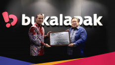 Bukalapak president director Rachmat Kaimuddin (left) and Bukalapak president commissioner Bambang Brodjonegoro (right) hold a certificate from the Indonesia Stock Exchange (IDX) stipulating that the e-commerce company has been listed on the local bourse on Aug. 6.