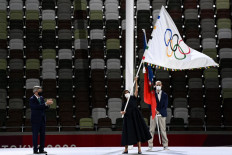 Paris' mayor Anne Hidalgo waves the Olympic flag next to President of the International Olympic Committee (IOC) Thomas Bach during the closing ceremony of the Tokyo 2020 Olympic Games, at the Olympic Stadium, in Tokyo, on August 8, 2021. 
