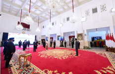 President Joko "Jokowi" WIdodo (right) leads a ceremony with limited attendance at the State Palace on Aug. 12. The ceremony was held to honor 355 Indonesians for their distinguished service to the country.