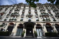 This picture taken on April 21, 2020, shows the entrance of the closed luxury hotel "Plaza Athenee" in Paris, on the 36th day of a strict lockdown aimed at curbing the spread of the COVID-19 pandemic.