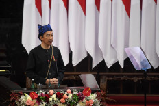 President Joko “Jokowi” Widodo delivers his state of the nation address in traditional Baduy attire at the House of Representatives in Senayan, Central Jakarta, on Monday.