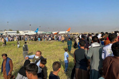 Afghans crowd at the airport as they wait to leave from Kabul on August 16, 2021.
