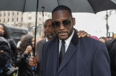 'Predator' R. Kelly groomed girls for decades, trial hears