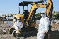 'I want to see this all end soon': Gravediggers' endless mental, physical challenges amid COVID-19