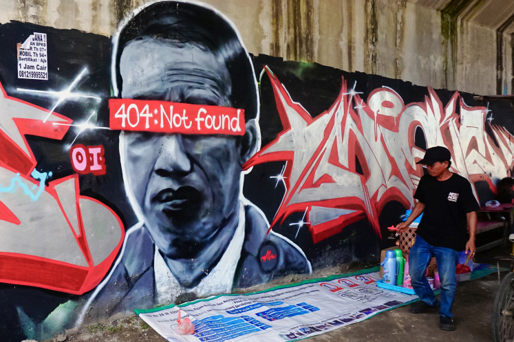 A mural depicts President Joko “Jokowi” Widodo with the network error message 