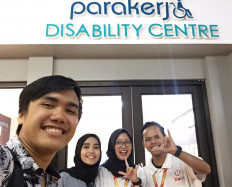 Rezki (left) with the Parakerja team.