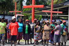This file photo taken on August 10, 2021 shows a group of women gathering to protest against the Covid-19 coronavirus vaccine offered by the Indonesian government in Timika, Papua. Decades of conflict, racism and human rights abuses are fuelling Covid conspiracy theories among his neighbours at a time when their breakaway region is facing a renewed threat from the pandemic.