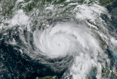 This National Oceanic and Atmospheric Administration(NOAA)/GOES satellite handout image shows Hurricane Ida at 21:01UTC, on August 28, 2021. Residents evacuated high-risk areas and lined up to buy supplies on August 27 as Louisiana braced for Ida, expected to strengthen to an 