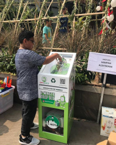 Electronic trash: The Indonesians fighting e-waste and educating people