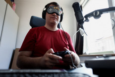 Blind video game champion takes on Twitch audience