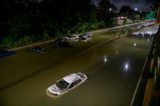 Floodwater surrounds vehicles following heavy rain on an expressway in Brooklyn, New York early on September 2, 2021, as flash flooding and record-breaking rainfall brought by the remnants of Storm Ida swept through the area. 