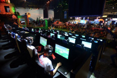 Online game Fortnite enthusiasts (Back) attend the ESL Katowice Royale Featuring Fortnite Tournament as online gamers (Front) compete during the Intel Extreme Masters Katowice 2019 event in Katowice on March 3, 2019. - World's top gamers vie for $500,000 in prizes at Fortnite International video game tournament. Online game Fortnite enthusiasts (Back) attend the ESL Katowice Royale Featuring Fortnite Tournament as online gamers (Front) compete during the Intel Extreme Masters Katowice 2019 event in Katowice on March 3, 2019. - World's top gamers vie for $500,000 in prizes at Fortnite International video game tournament. 