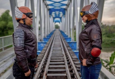 Superhero: Agus Widanarko (left) and wife dressed as Gundala and "Gundili".