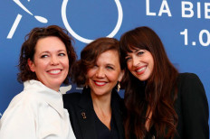 The 78th Venice Film Festival - Photo call for "The Lost Daughter" - in competition - Venice, Italy September 3, 2021 - Director Maggie Gyllenhaal and actors Dakota Johnson and Olivia Colman pose.