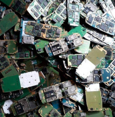 Second life: The self-employed techies repairing and repurposing used phones