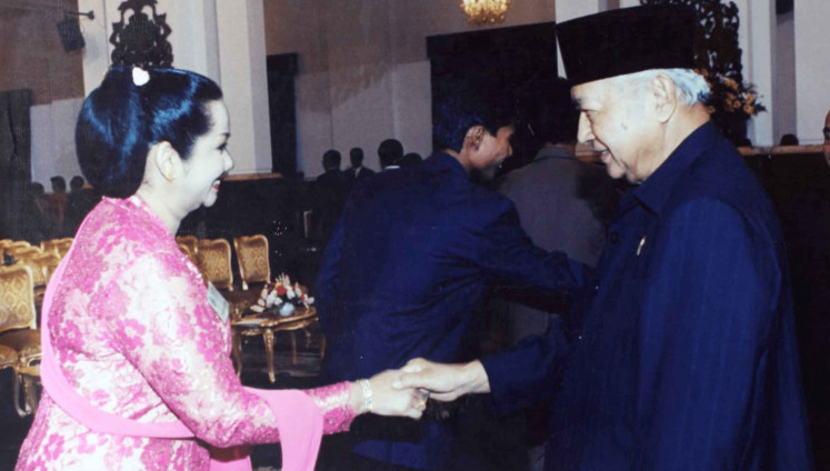 Strong network: Tri Astuti meets President Suharto. (Personal Collection/Courtesy of Wahyu Aditya)